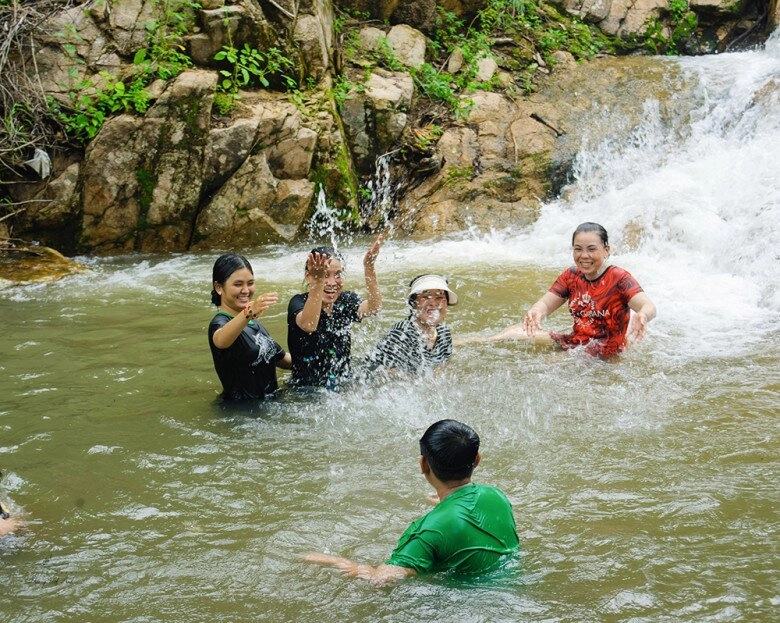 Con suối nằm ẩn trong rừng sâu ở an giang được ví như thiên đường thu nhỏ chinh phục du khách bằng cảnh quan hùng vĩ - 2