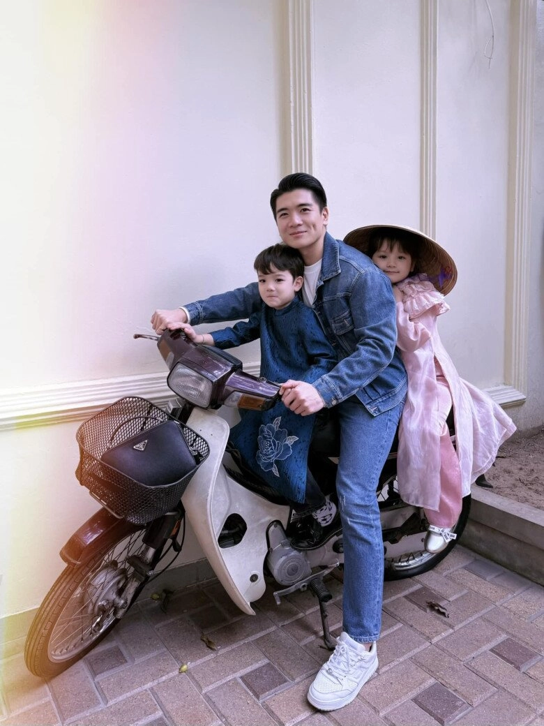 Con trai bầu hiển khoe cặp song sinh đầu lòng sau thời gian sang mỹ đón con thứ 3 các nhóc tỳ càng lớn càng giống bố - 7