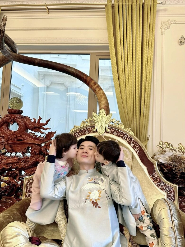 Con trai bầu hiển khoe cặp song sinh đầu lòng sau thời gian sang mỹ đón con thứ 3 các nhóc tỳ càng lớn càng giống bố - 14