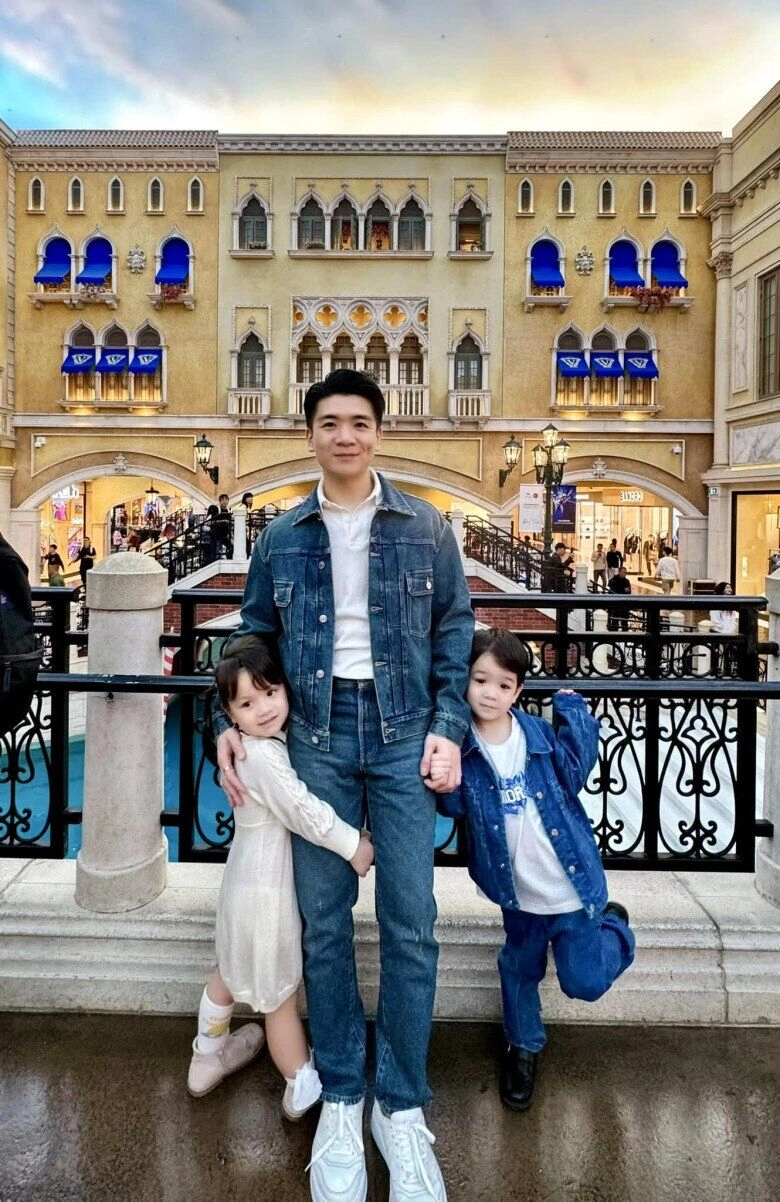 Con trai bầu hiển khoe gia đình tăng gấp đôi thành viên trong vài năm 3 cháu như photocopy gen nhà nội - 2