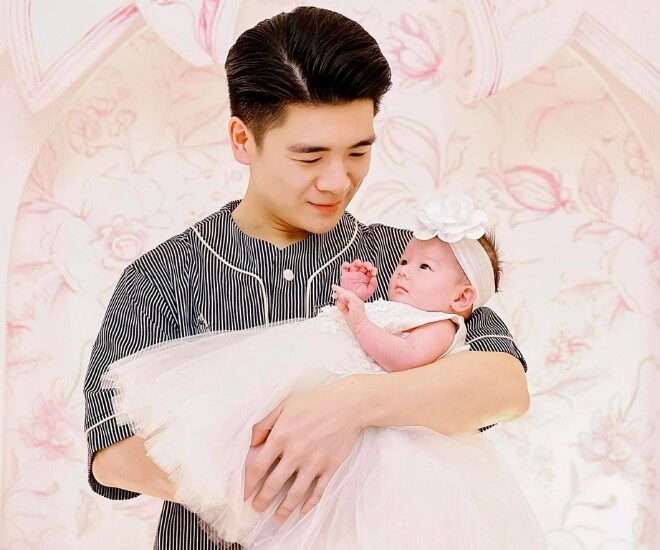 Con trai bầu hiển lần đầu khoe rõ mặt con gái chào đời tại mỹ tiểu thư hào môn như bản sao của bố - 1