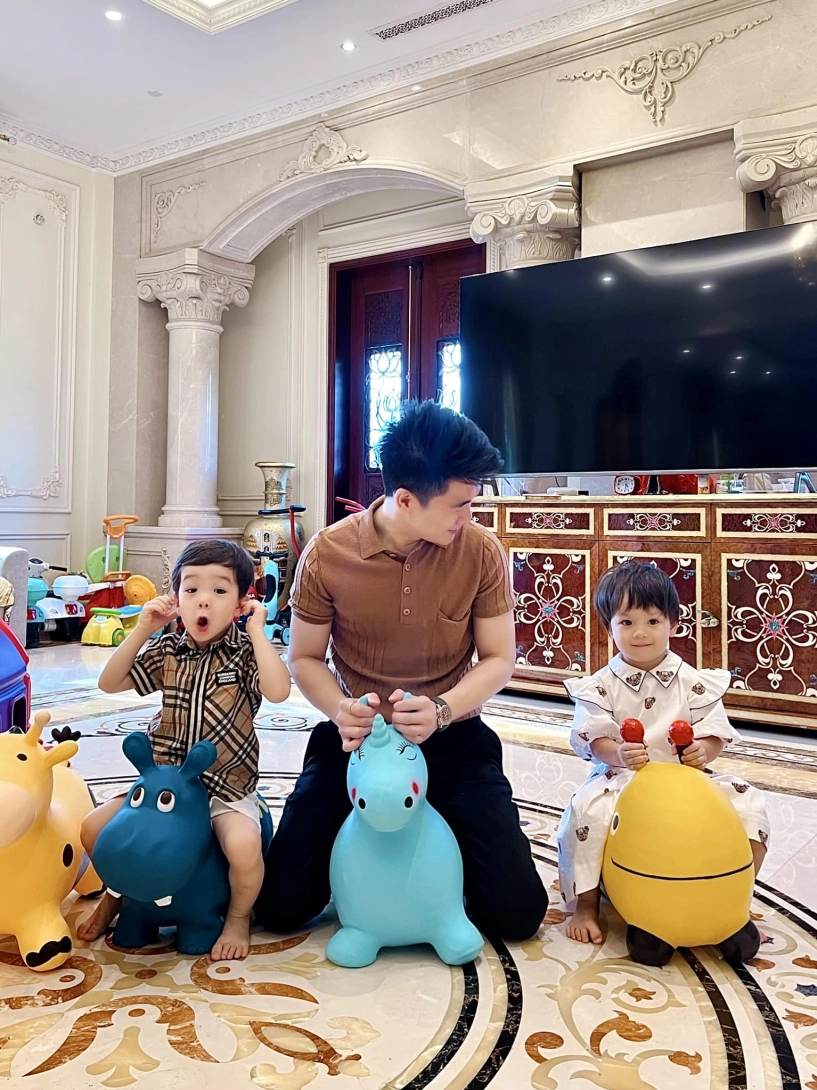 Con trai bầu hiển lần đầu khoe rõ mặt con gái chào đời tại mỹ tiểu thư hào môn như bản sao của bố - 11