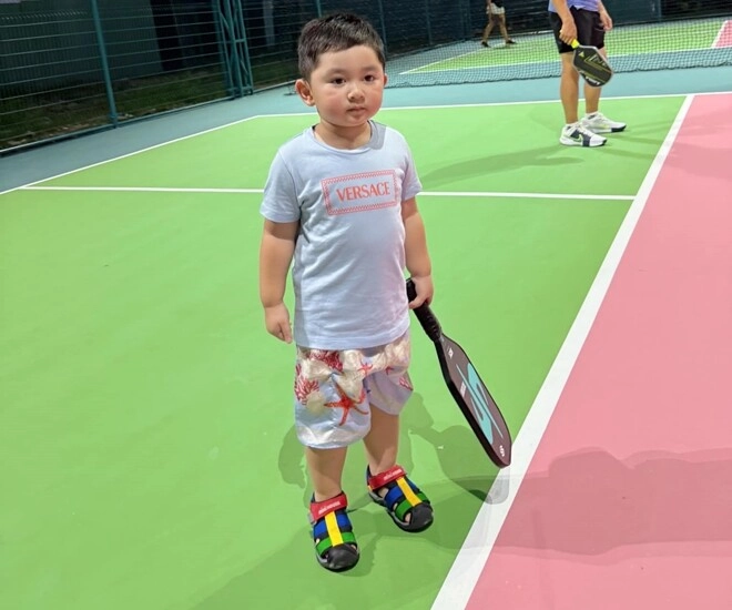 Con trai chi bảo mặc đồ hiệu đi chơi pickleball lý thùy chang tiết lộ quý tử tập ướt hết mấy cái áo phải giảm cân - 1