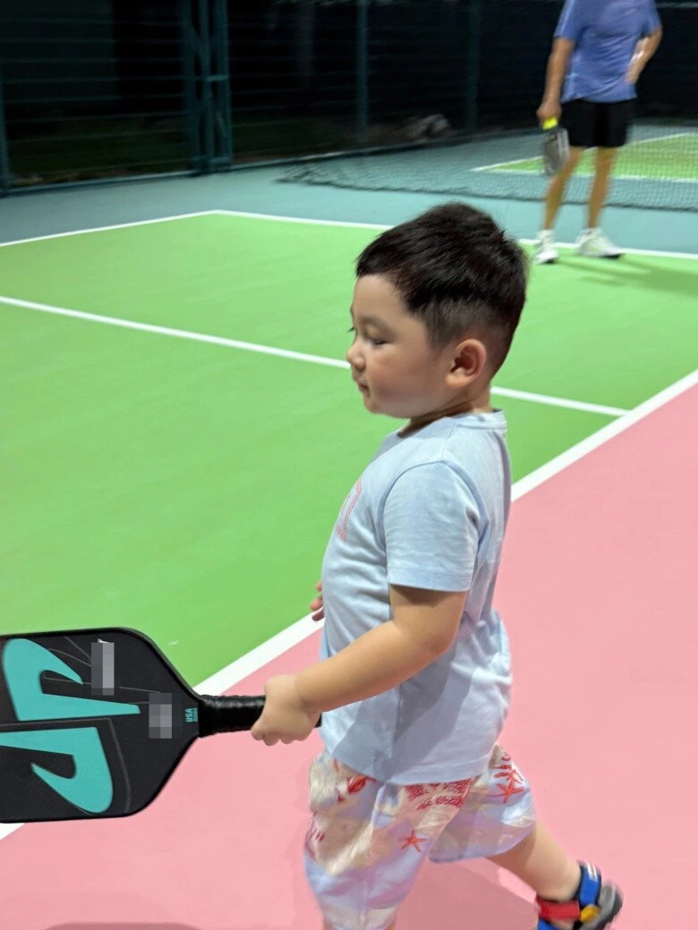 Con trai chi bảo mặc đồ hiệu đi chơi pickleball lý thùy chang tiết lộ quý tử tập ướt hết mấy cái áo phải giảm cân - 2