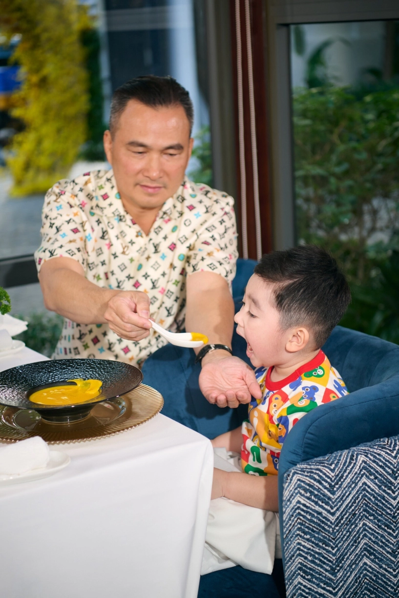 Con trai chi bảo nghỉ hè liền tăng 2kg quần áo chật ních khóc nức nở khi chia tay bố mẹ để đi học - 4
