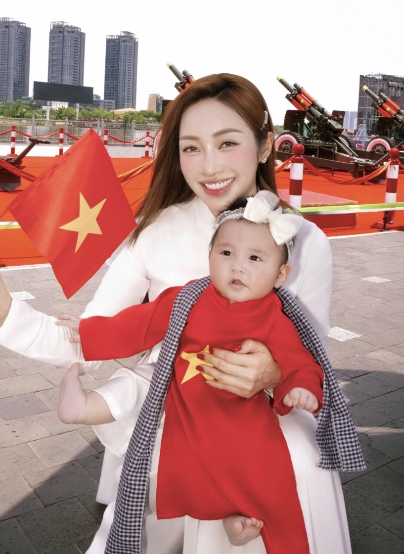 Con trai chi bảo rám nắng khi chụp ảnh với dàn đại bác giữa trưa - 4