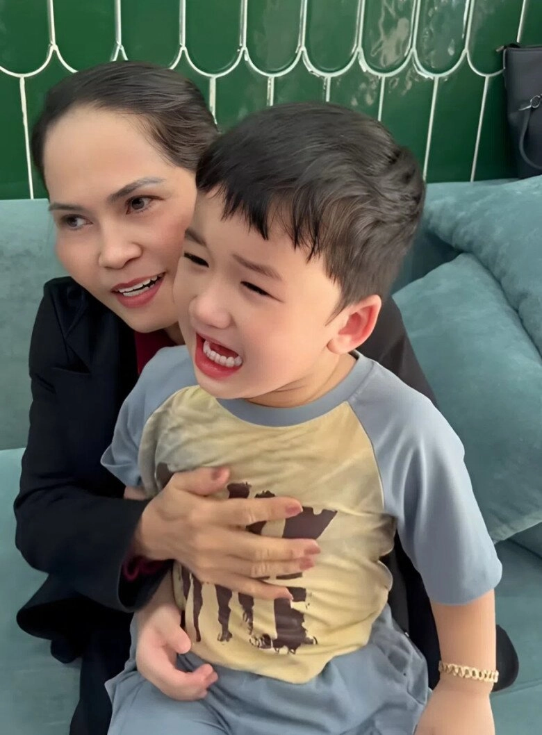 Con trai hà trí quang khóc nấc khi chia xa bố mẹ của thanh đoàn ông bà nội miền tây rưng rưng dỗ cháu - 2