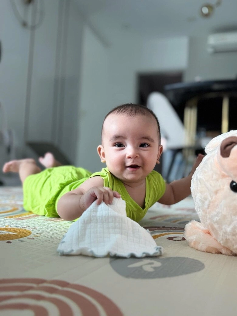 Con trai lai ấn có khuôn mặt đặc biệt của võ hạ trâm 5 tháng tuổi đã hết quạu cơ địa thấy ống kính là cười - 3