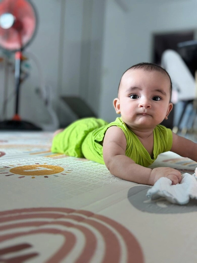 Con trai lai ấn có khuôn mặt đặc biệt của võ hạ trâm 5 tháng tuổi đã hết quạu cơ địa thấy ống kính là cười - 4