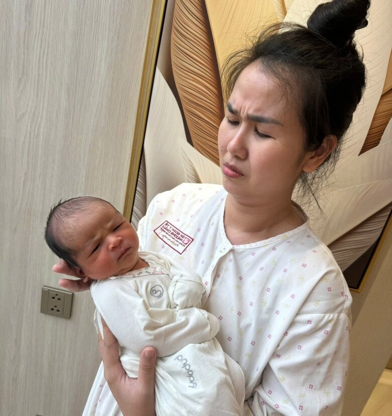 Con trai lai ấn có khuôn mặt đặc biệt của võ hạ trâm 5 tháng tuổi đã hết quạu cơ địa thấy ống kính là cười - 5