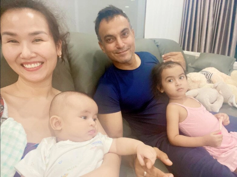 Con trai lai ấn có khuôn mặt đặc biệt của võ hạ trâm 5 tháng tuổi đã hết quạu cơ địa thấy ống kính là cười - 11