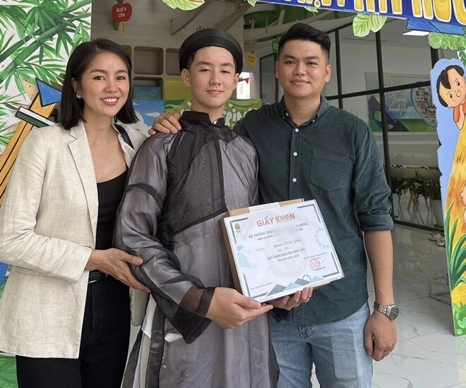 Con trai lê phương đứng cao hơn 1 cái đầu so với các bạn cùng lớp khoe thành tích học tập khiến bố mẹ tự hào - 1