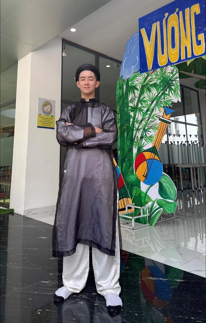 Con trai lê phương đứng cao hơn 1 cái đầu so với các bạn cùng lớp khoe thành tích học tập khiến bố mẹ tự hào - 2