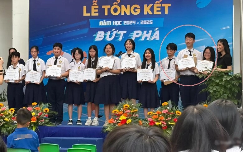 Con trai lê phương đứng cao hơn 1 cái đầu so với các bạn cùng lớp khoe thành tích học tập khiến bố mẹ tự hào - 3