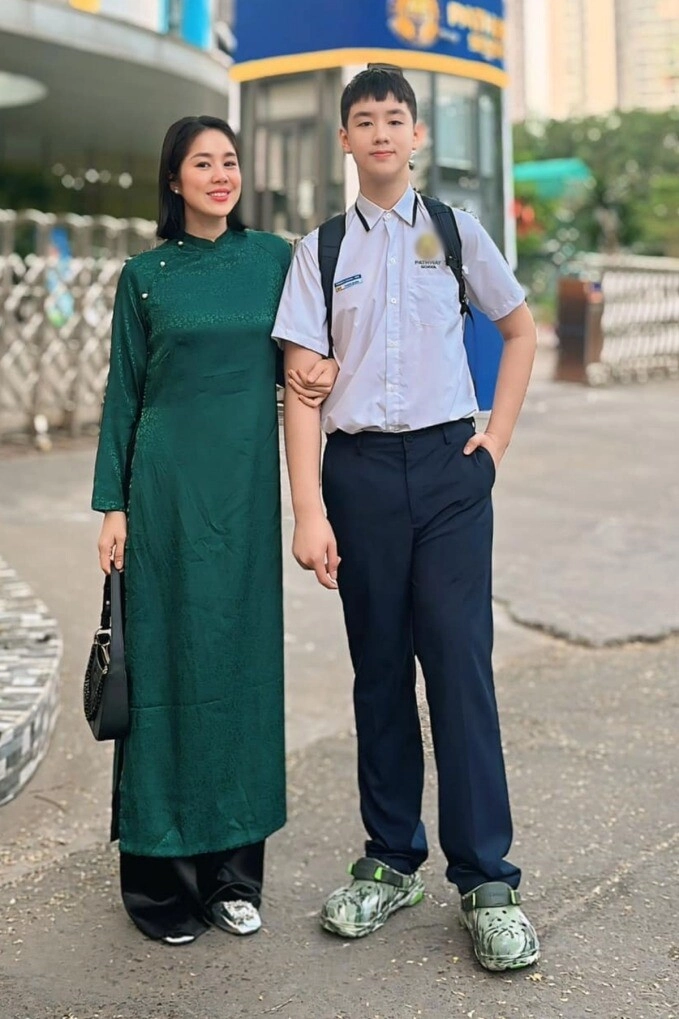Con trai lê phương đứng cao hơn 1 cái đầu so với các bạn cùng lớp khoe thành tích học tập khiến bố mẹ tự hào - 7