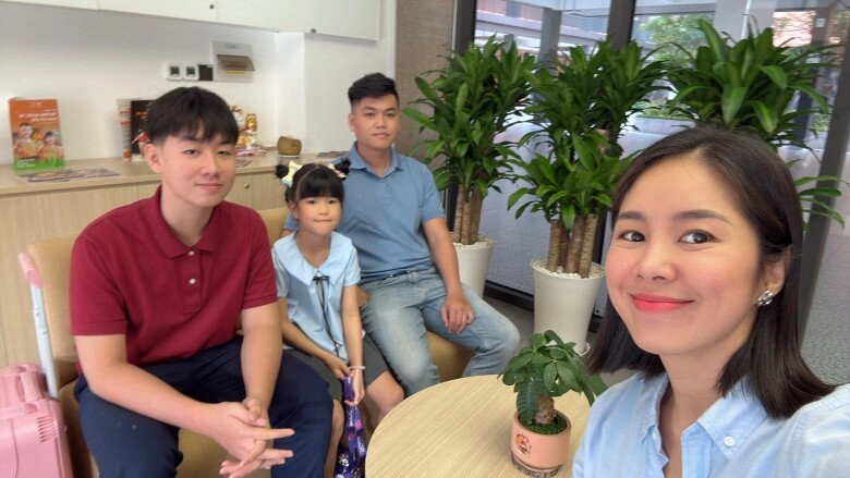 Con trai lê phương như người khổng lồ khi ngồi cùng bạn ra dáng anh cả kèm cặp em gái kém 7 tuổi lần đầu đến trường - 2
