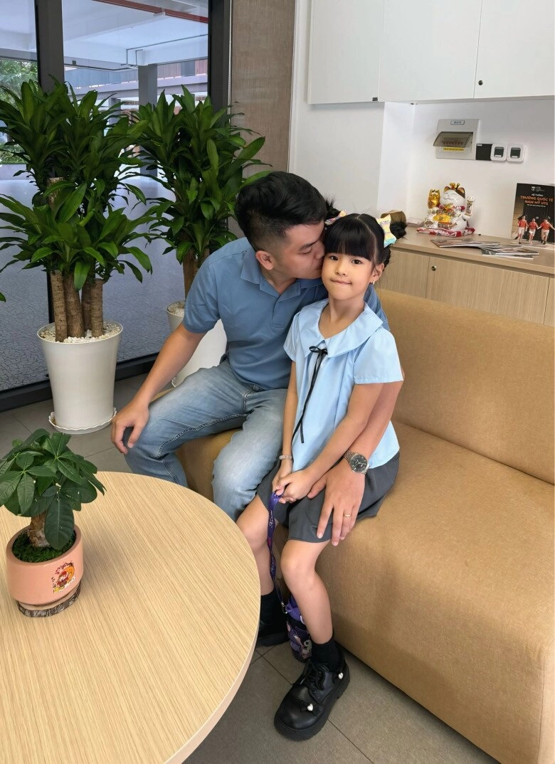 Con trai lê phương như người khổng lồ khi ngồi cùng bạn ra dáng anh cả kèm cặp em gái kém 7 tuổi lần đầu đến trường - 3