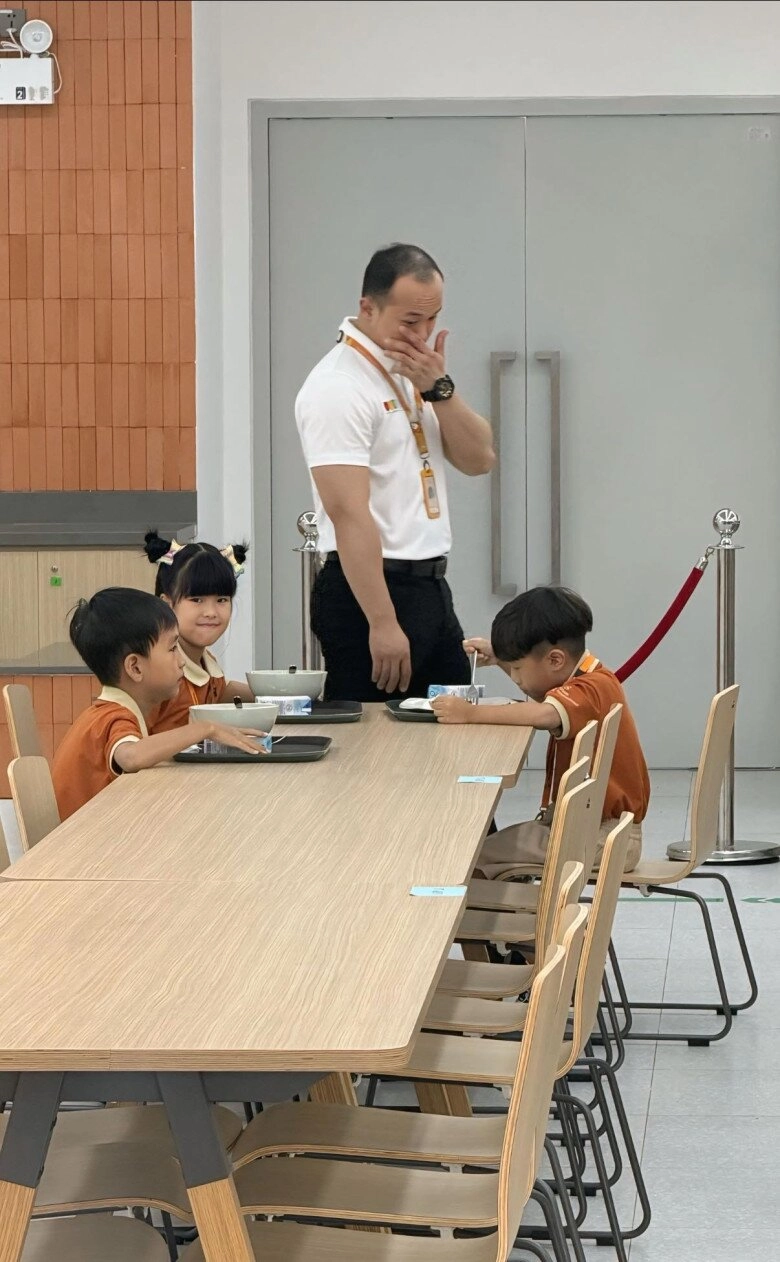 Con trai lê phương như người khổng lồ khi ngồi cùng bạn ra dáng anh cả kèm cặp em gái kém 7 tuổi lần đầu đến trường - 6
