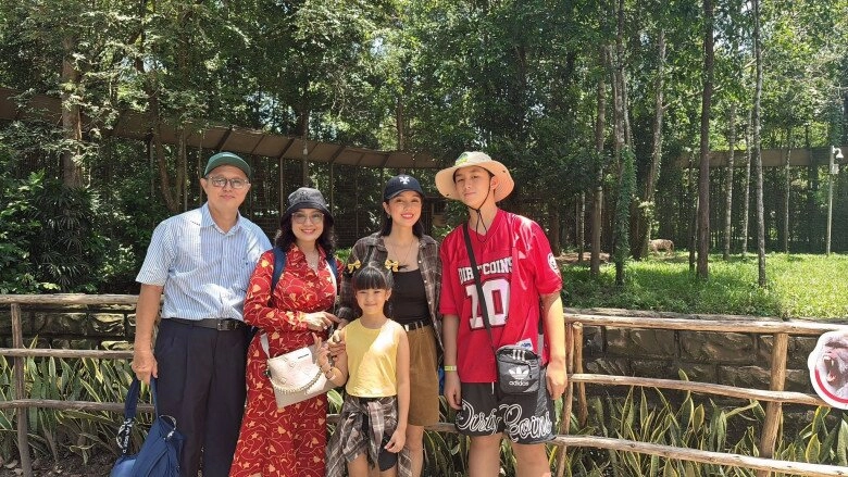 Con trai lê phương như người khổng lồ khi ngồi cùng bạn ra dáng anh cả kèm cặp em gái kém 7 tuổi lần đầu đến trường - 8