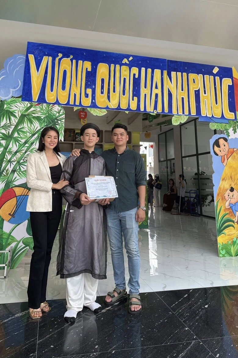 Con trai lê phương như người khổng lồ khi ngồi cùng bạn ra dáng anh cả kèm cặp em gái kém 7 tuổi lần đầu đến trường - 10