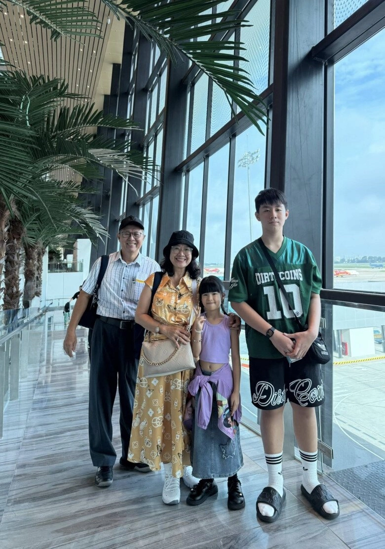 Con trai lê phương như người khổng lồ khi ngồi cùng bạn ra dáng anh cả kèm cặp em gái kém 7 tuổi lần đầu đến trường - 11