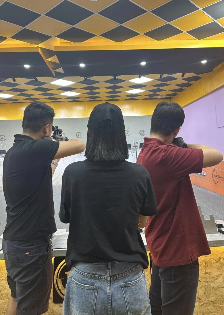 Con trai lê phương vóc dáng ngang ngửa bố dượng 2 nhóc tì chung nửa dòng máu đều thừa hưởng gen chiều cao vượt trội - 2