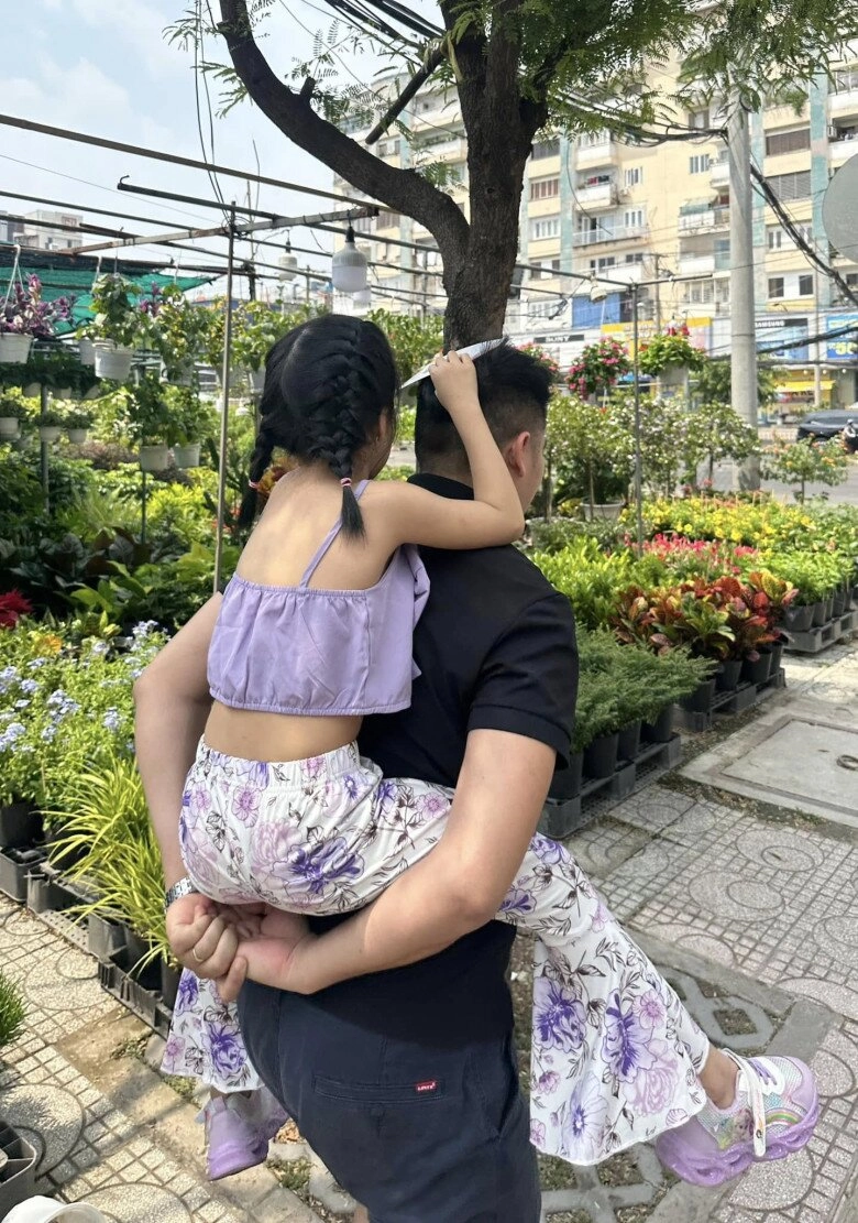 Con trai lê phương vóc dáng ngang ngửa bố dượng 2 nhóc tì chung nửa dòng máu đều thừa hưởng gen chiều cao vượt trội - 3
