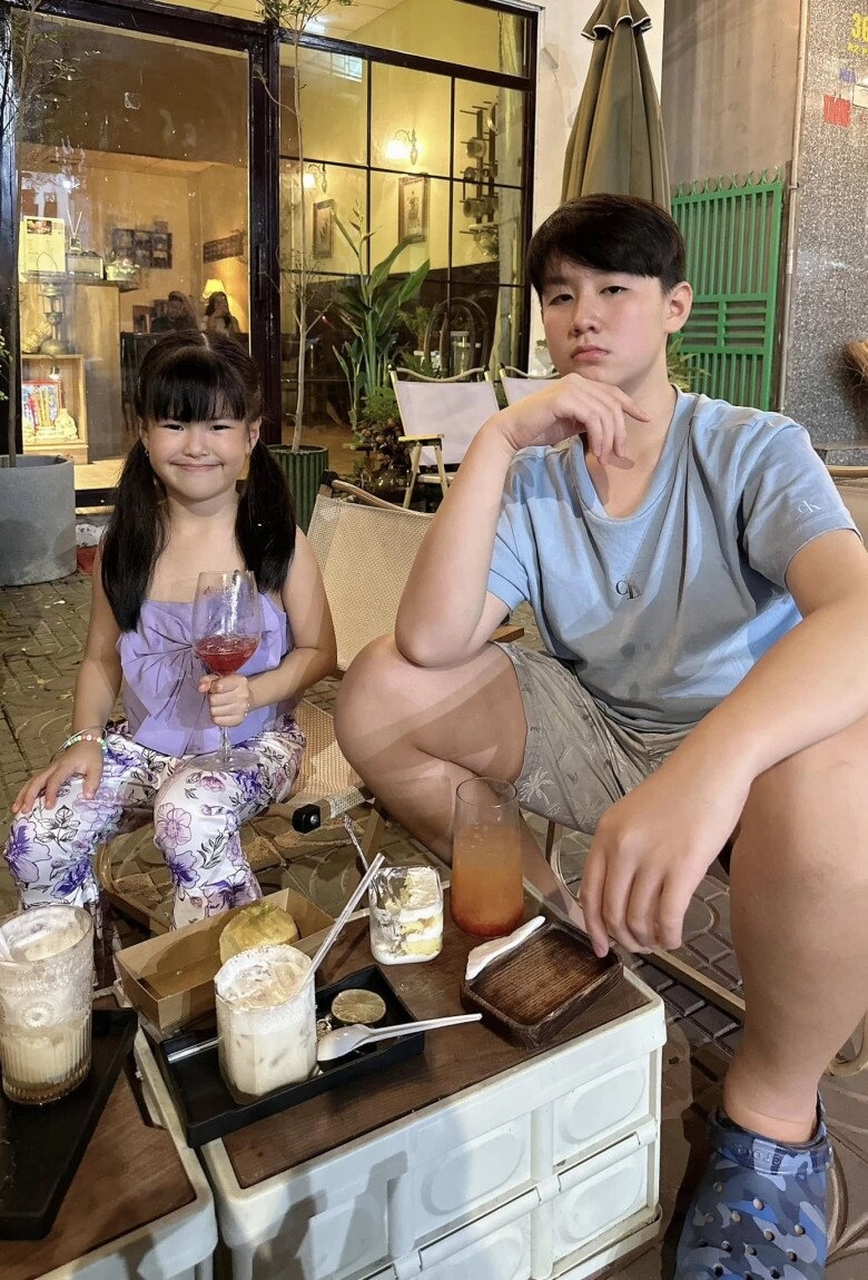 Con trai lê phương vóc dáng ngang ngửa bố dượng 2 nhóc tì chung nửa dòng máu đều thừa hưởng gen chiều cao vượt trội - 4