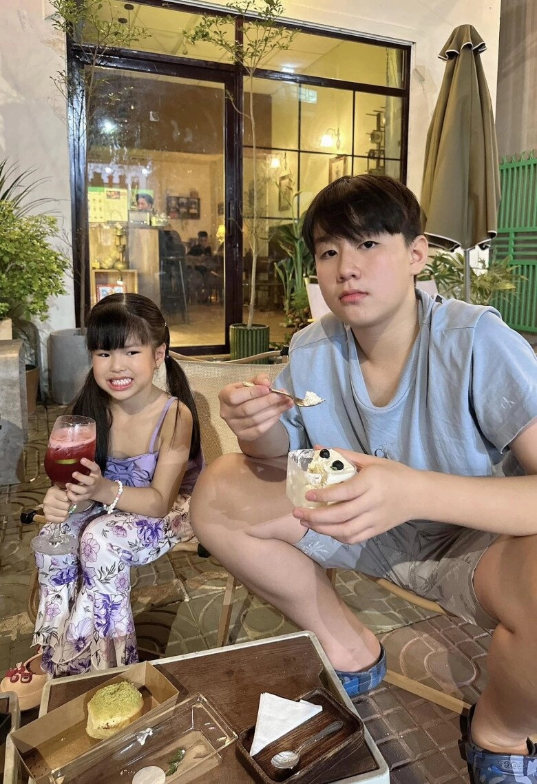 Con trai lê phương vóc dáng ngang ngửa bố dượng 2 nhóc tì chung nửa dòng máu đều thừa hưởng gen chiều cao vượt trội - 5