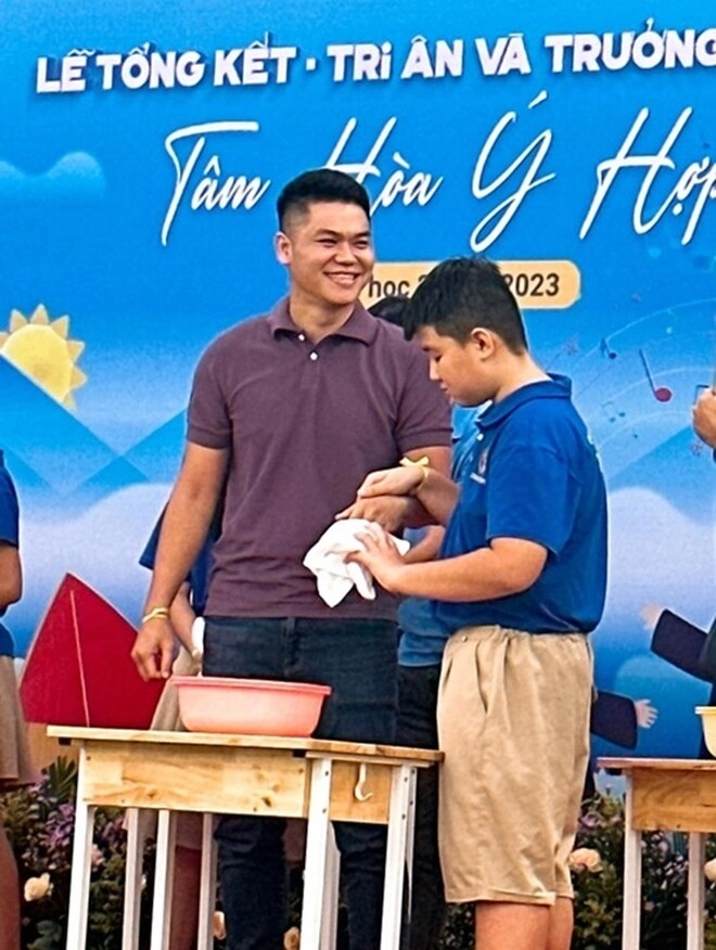 Con trai lê phương vóc dáng ngang ngửa bố dượng 2 nhóc tì chung nửa dòng máu đều thừa hưởng gen chiều cao vượt trội - 8
