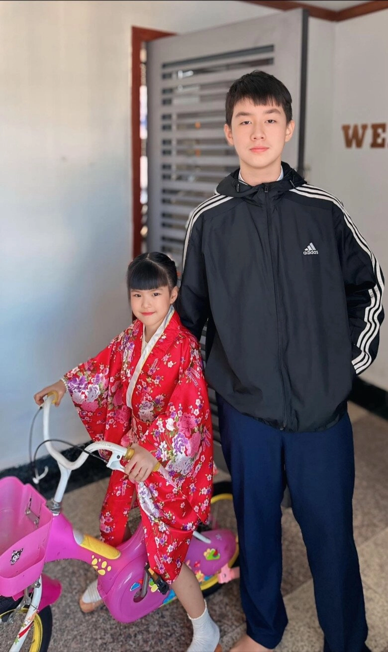 Con trai lê phương vóc dáng ngang ngửa bố dượng 2 nhóc tì chung nửa dòng máu đều thừa hưởng gen chiều cao vượt trội - 9