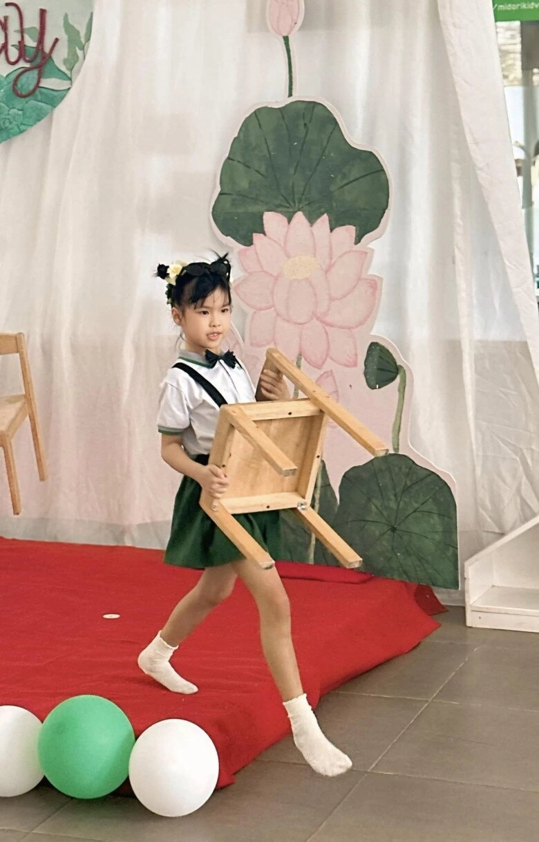 Con trai lê phương vóc dáng ngang ngửa bố dượng 2 nhóc tì chung nửa dòng máu đều thừa hưởng gen chiều cao vượt trội - 13