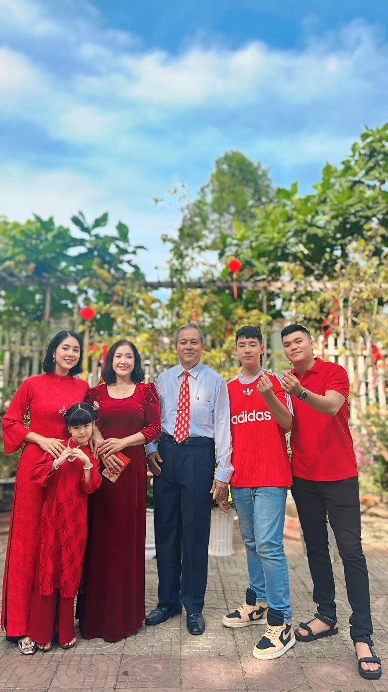 Con trai lê phương vóc dáng ngang ngửa bố dượng 2 nhóc tì chung nửa dòng máu đều thừa hưởng gen chiều cao vượt trội - 16