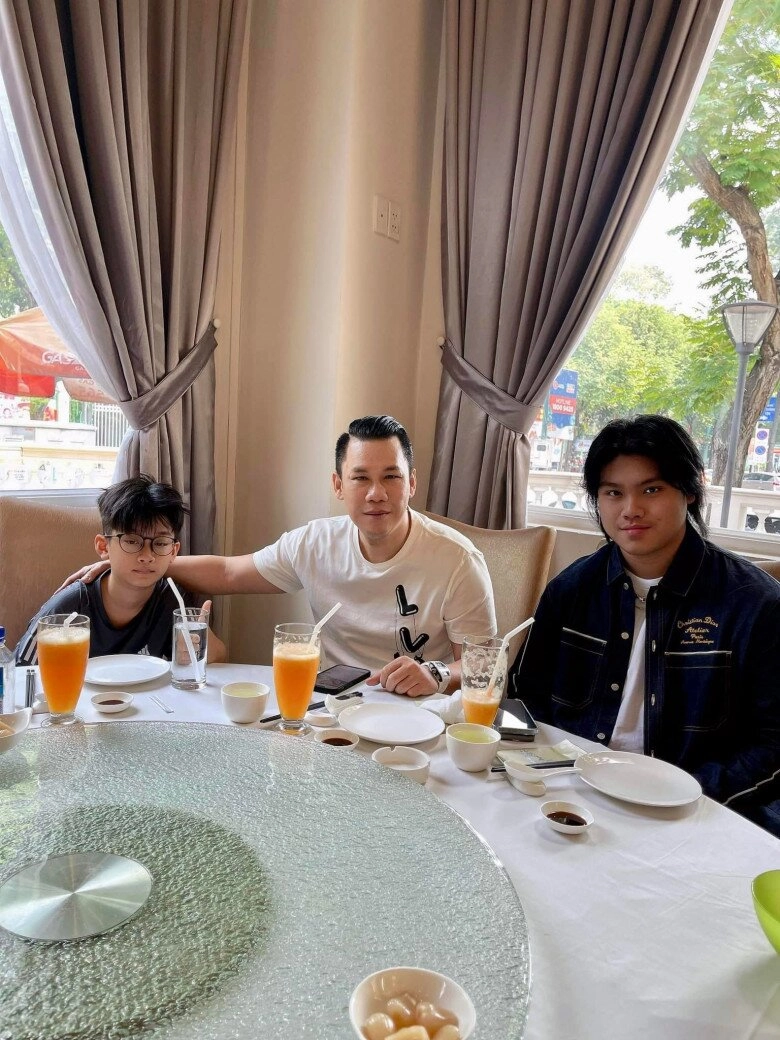 Con trai lệ quyên đón anh trai chung nửa huyết thống về nước nghỉ hè đại gia đức huy khoe 2 quý tử hòa thuận - 14