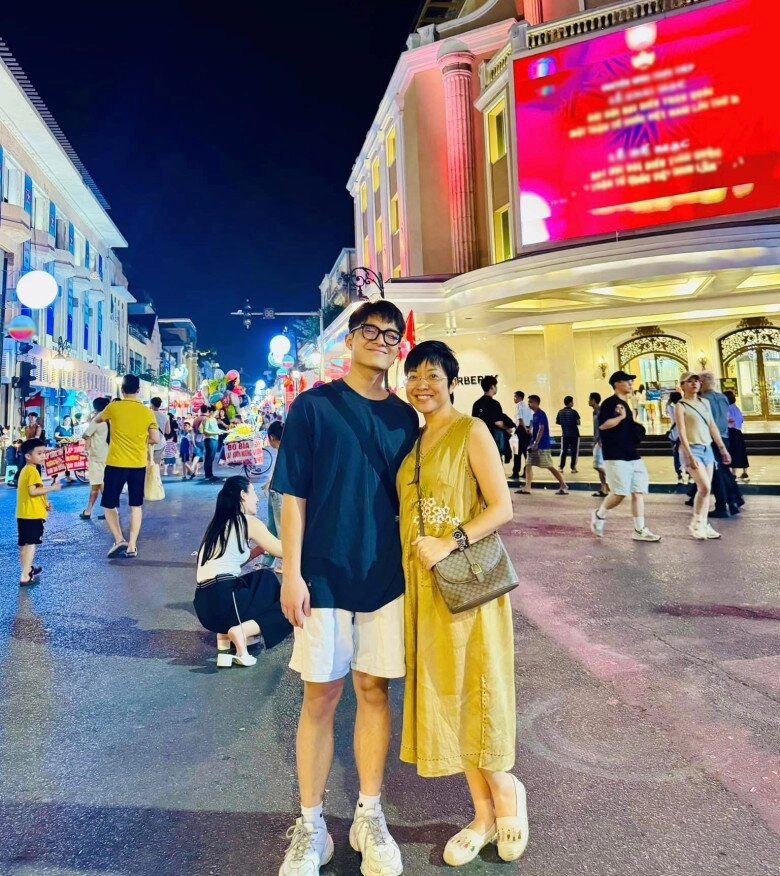 Con trai nsnd công lý sợ mẹ chủ tịch ở nhà bơ vơ một mình quyết đưa thảo vân đi chơi cùng hội bạn - 2