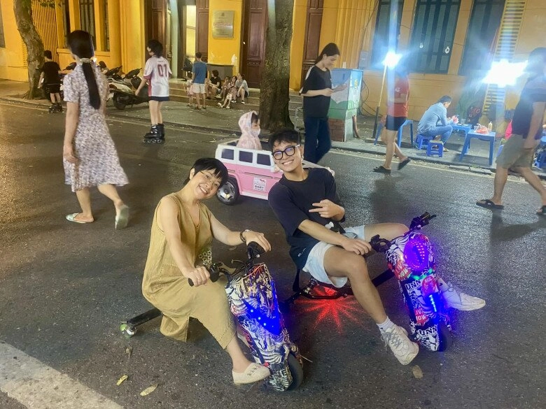 Con trai nsnd công lý sợ mẹ chủ tịch ở nhà bơ vơ một mình quyết đưa thảo vân đi chơi cùng hội bạn - 3