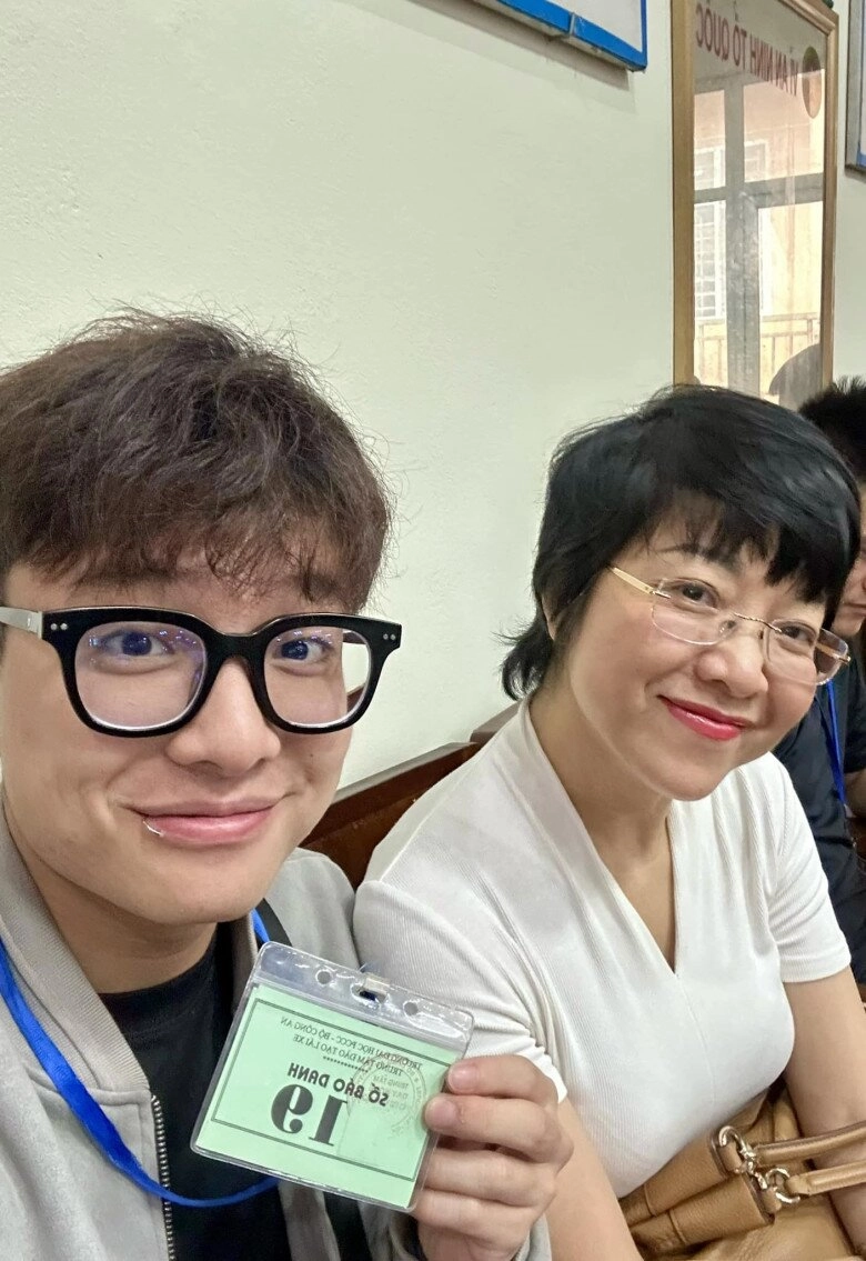 Con trai nsnd công lý sợ mẹ chủ tịch ở nhà bơ vơ một mình quyết đưa thảo vân đi chơi cùng hội bạn - 11