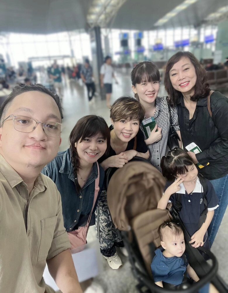 Con trai nsưt chí trung khoe ảnh ái nữ ngồi ngoan trong lòng bà nội nsnd ngọc huyền trẻ đẹp bên 2 cháu cưng - 4