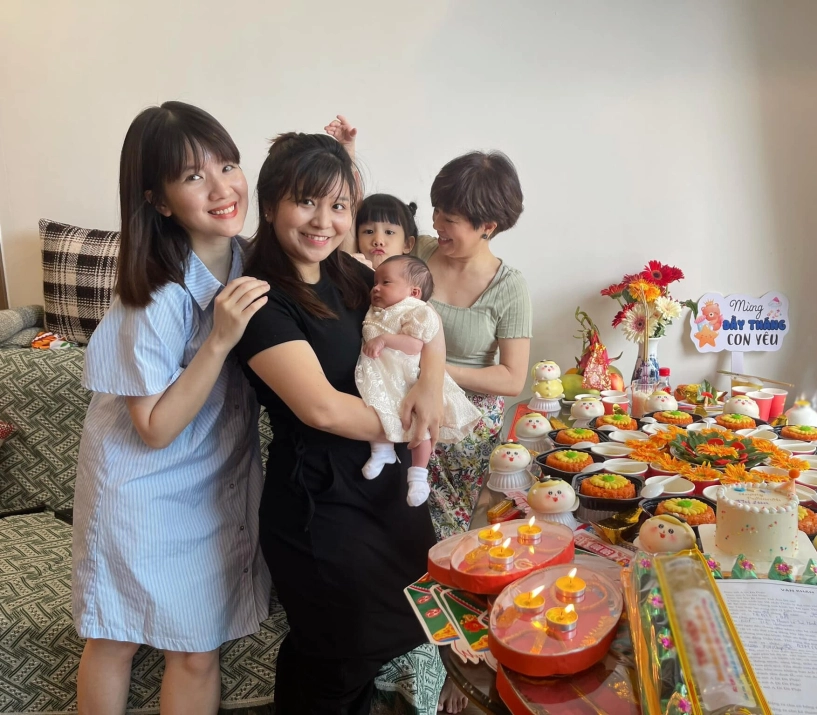 Con trai nsưt chí trung khoe ảnh ái nữ ngồi ngoan trong lòng bà nội nsnd ngọc huyền trẻ đẹp bên 2 cháu cưng - 6