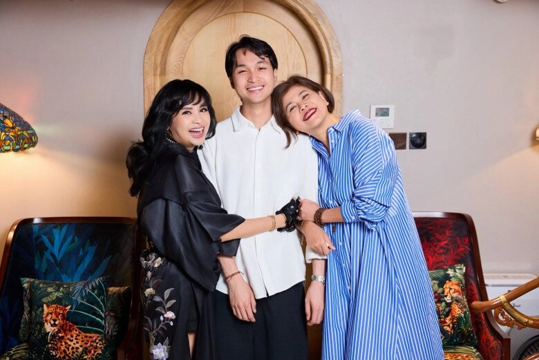 Con trai quốc trung được 2 người mẹ âu yếm diva thanh lam rạng rỡ bên bạn gái của chồng cũ - 2