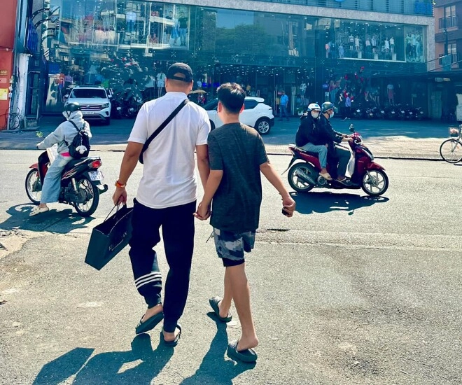 Con trai riêng của chồng khánh vân đón sinh nhật với mẹ ruột ngoại hình tuấn tú giống hệt bố nhiếp ảnh gia - 6