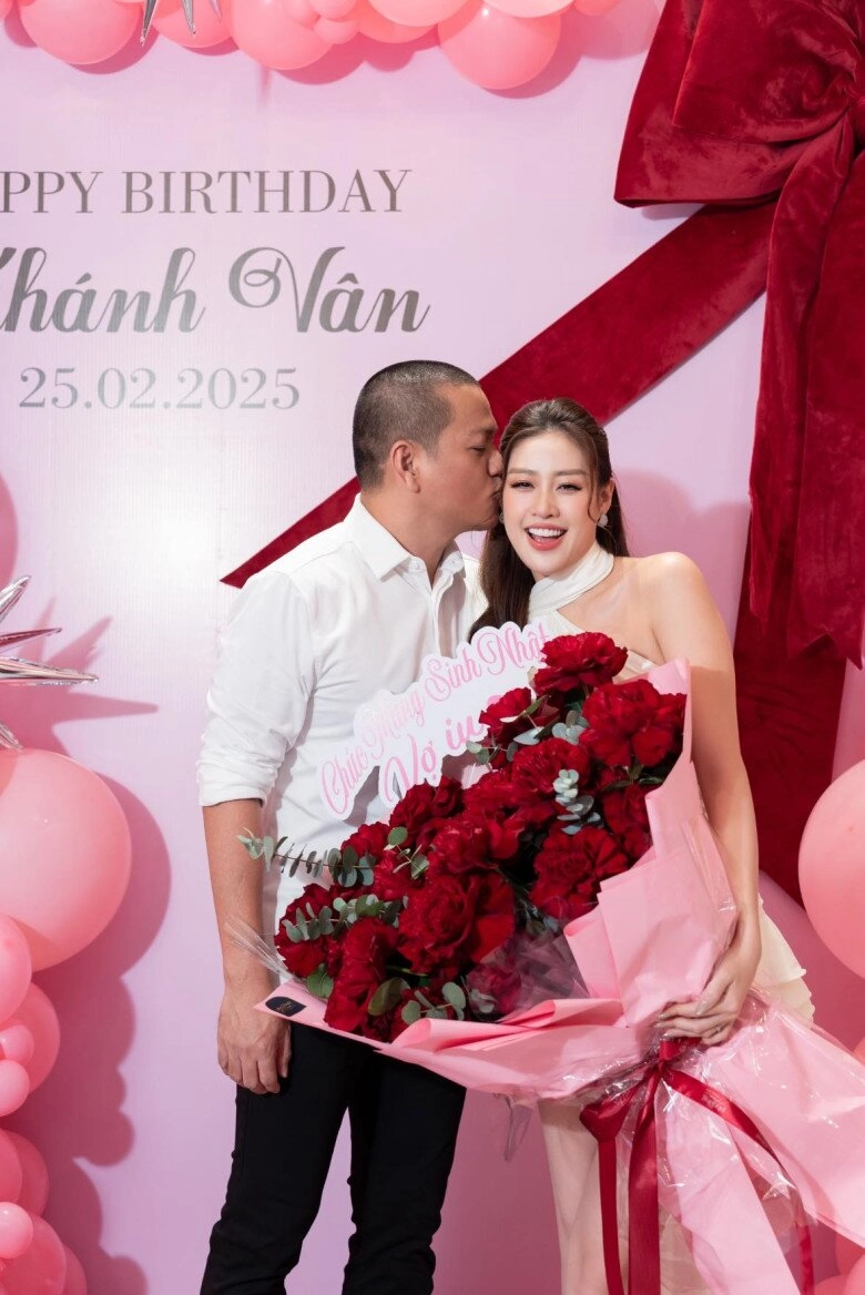 Con trai riêng của chồng khánh vân đón sinh nhật với mẹ ruột ngoại hình tuấn tú giống hệt bố nhiếp ảnh gia - 13
