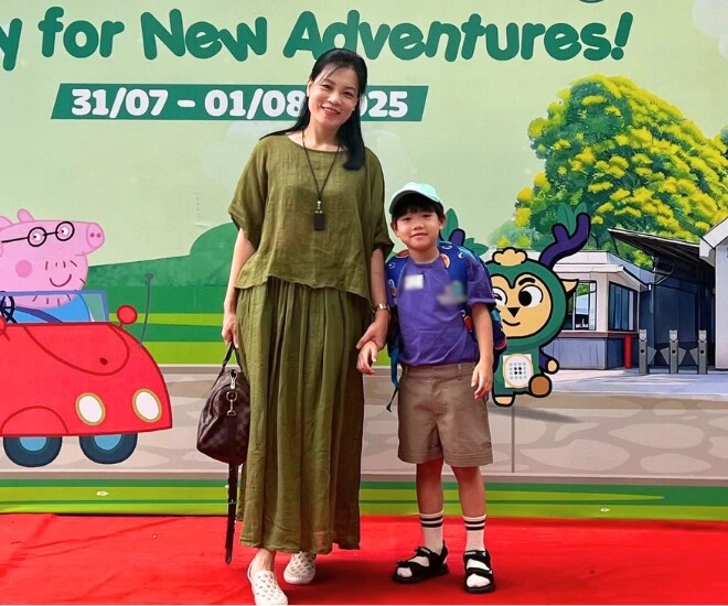 Con trai thứ 3 nhà nsnd xuân bắc được mẹ dắt tay trong ngày đầu đi học lên 7 tuổi ngoại hình rõ tuấn tú - 1