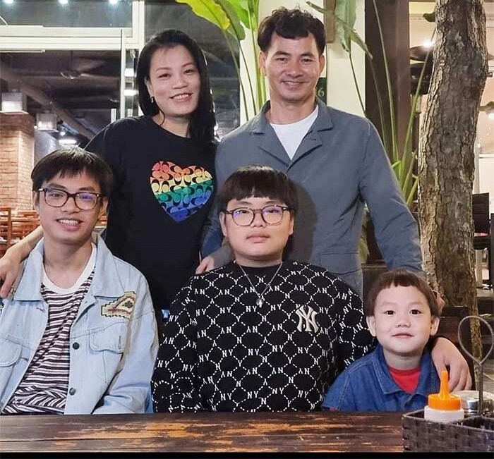 Con trai thứ 3 nhà nsnd xuân bắc được mẹ dắt tay trong ngày đầu đi học lên 7 tuổi ngoại hình rõ tuấn tú - 11