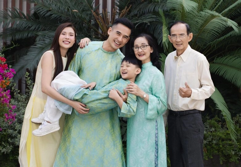 Con trai thúy diễm - lương thế thành ngày càng điển trai giống bố được ông bà nội chăm chút khi đến trường - 7