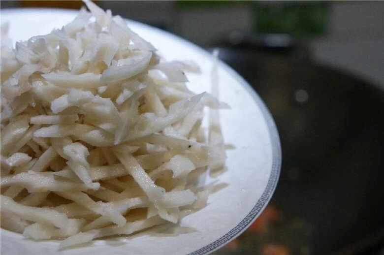 Củ này siêu giàu vitamin c và kali có thể giúp ngăn ngừa bệnh tim đem xào với lá nhìn như hành cực trôi cơm - 4