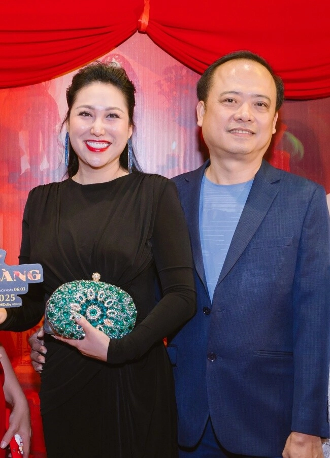 Cùng 43 tuổi và trắc trở tình duyên kim hiền bỏ hào quang theo chồng sang mỹ phi thanh vân được chiều như công chúa - 16