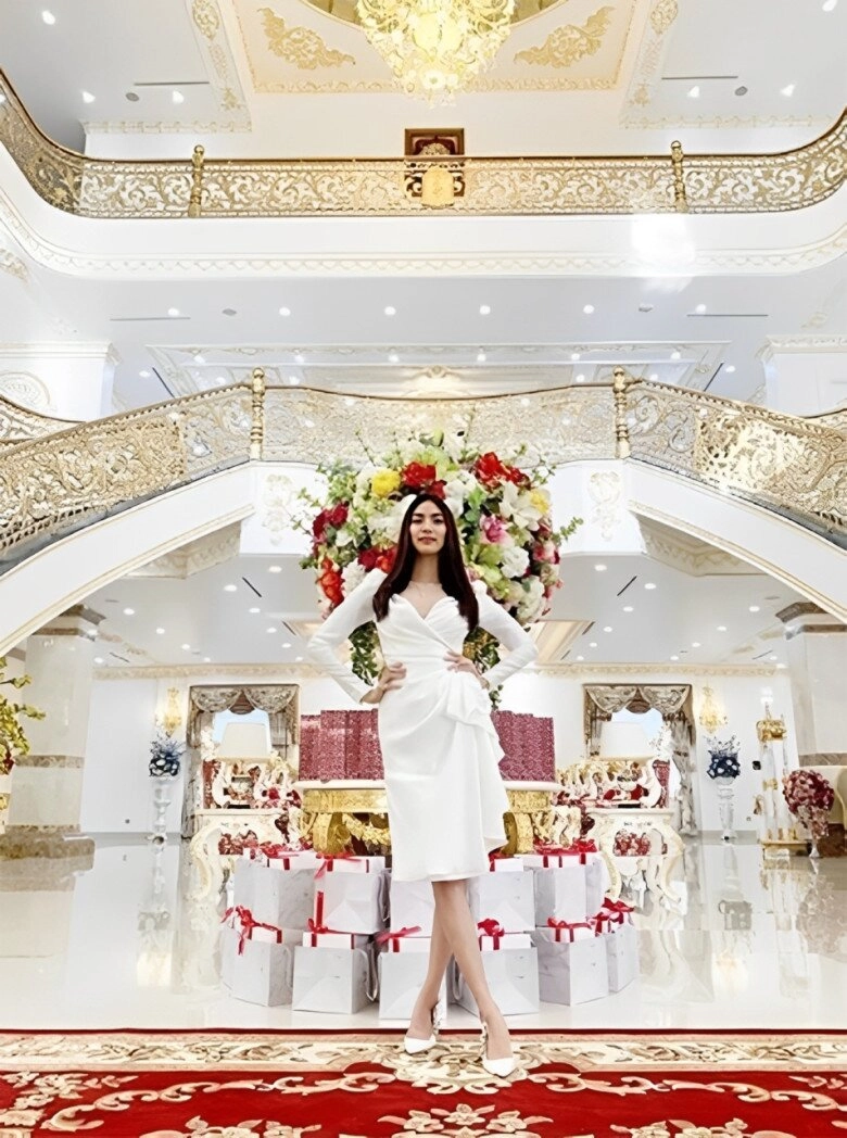 Cùng sinh năm 1992 ngọc nữ trăm tỷ vẫn phụ mẹ bán xôi hoa khôi áo dài lấy đại gia ở biệt thự dát vàng - 14