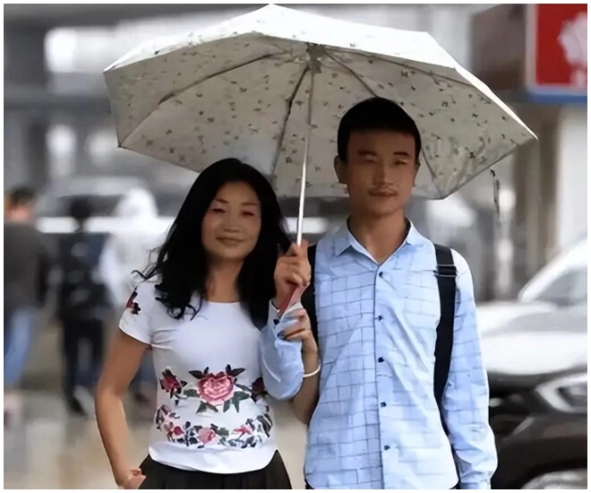 Cuộc sống của chàng trai 23 tuổi cưới vợ 46 tuổi và quyết định không có con sau 8 năm như thế nào - 1