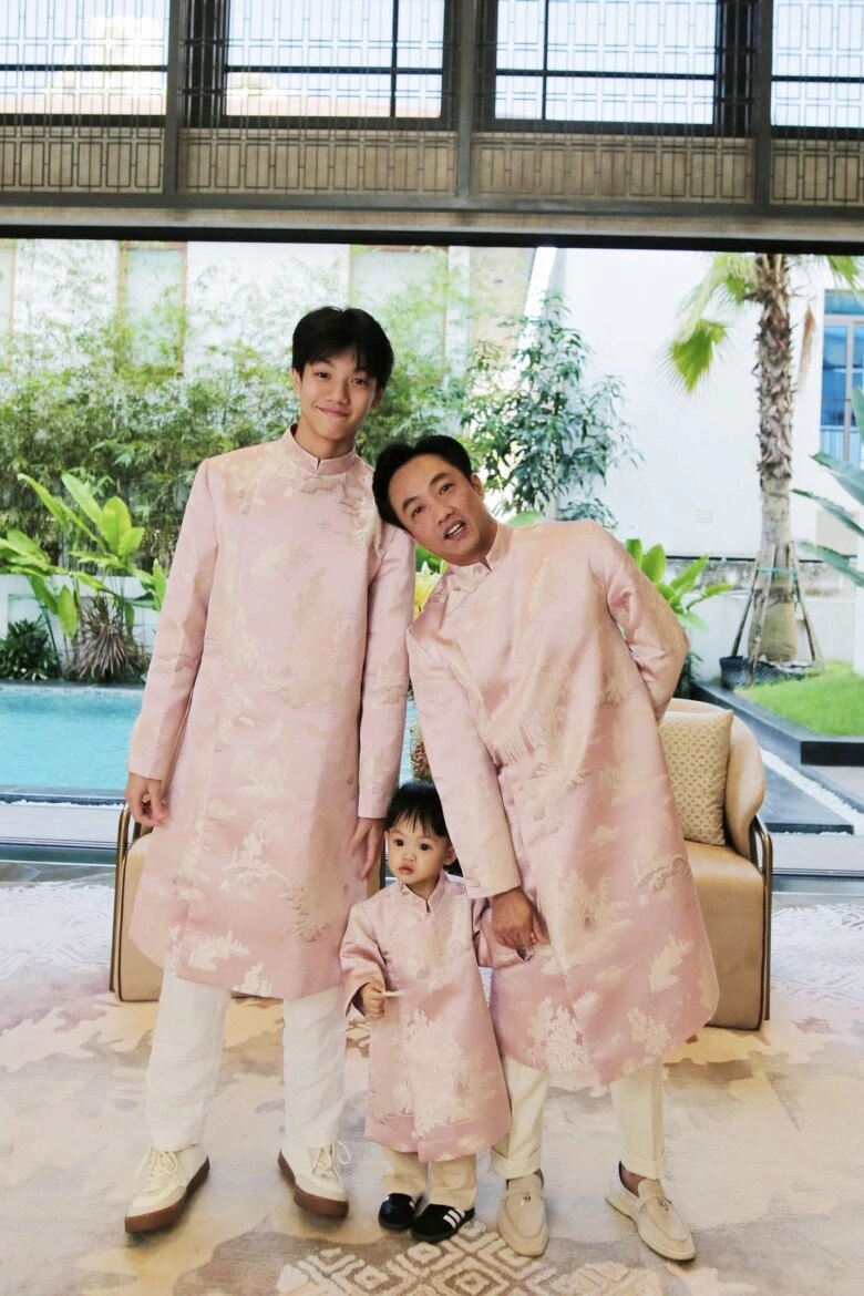 Cường đô la chia sẻ hình ảnh subeo thời còn bám trên lưng bố giờ đã là mỹ nam 15 tuổi cao 1m76 vượt phụ huynh - 4